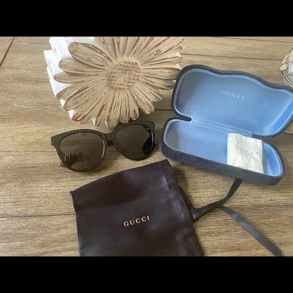 Gucci authentic womens sunglasses never worn